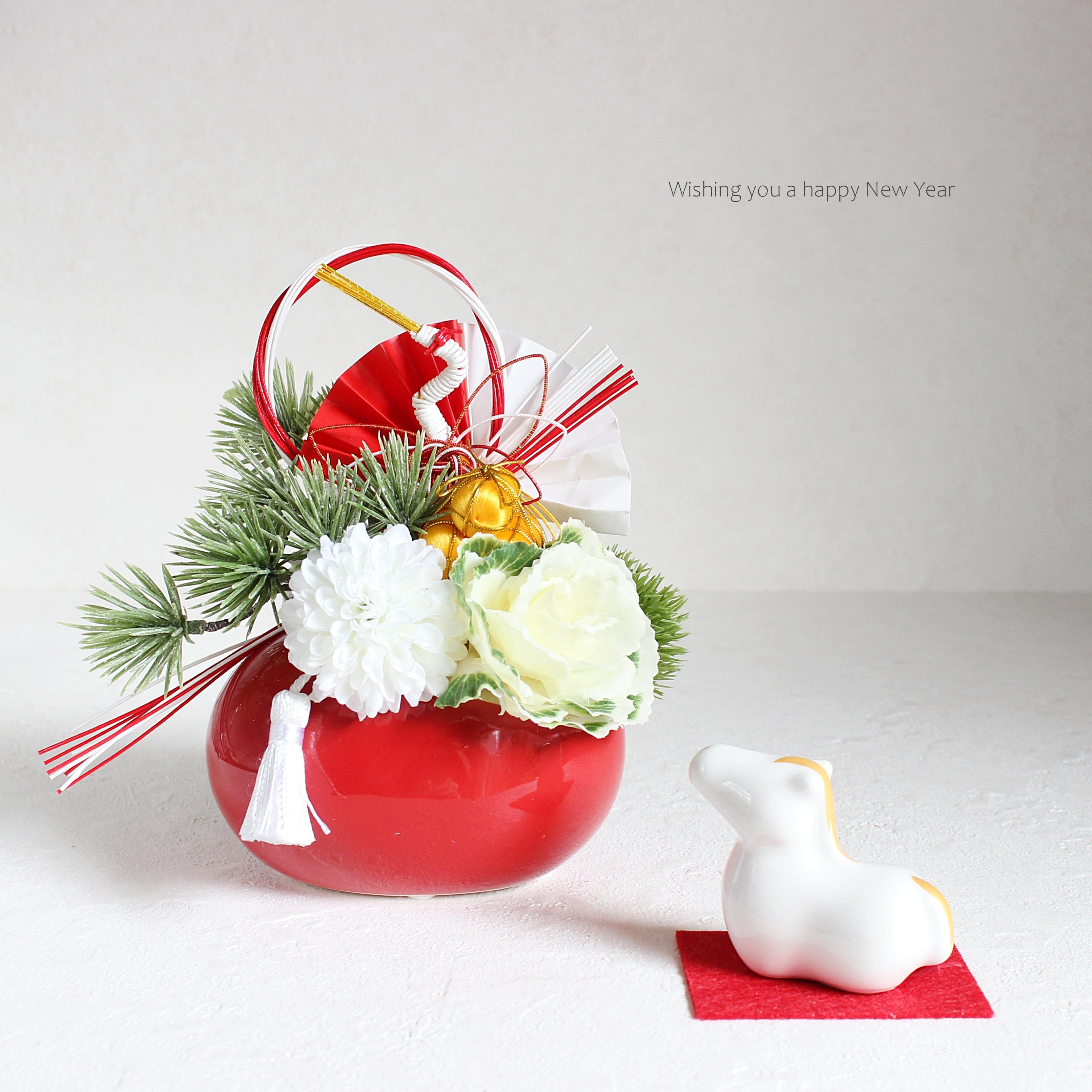 迎春飾り/赤の華やぎと白葉牡丹の新春アレンジ〈干支馬付き〉 R&yO871枚目の画像