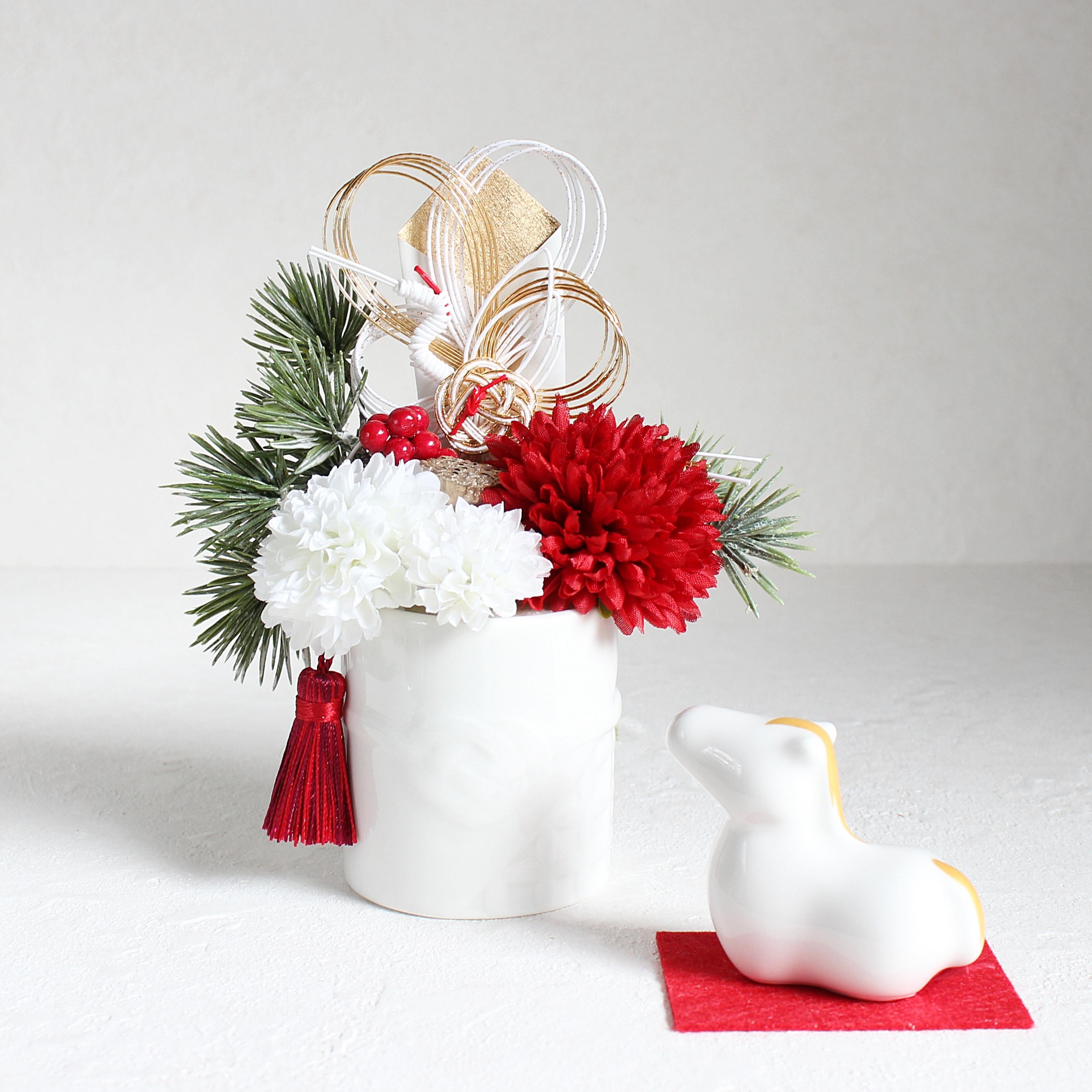 新年を華やかに迎える紅白の迎春アレンジメント/菊・松・水引の上品なお正月飾り R&y861枚目の画像