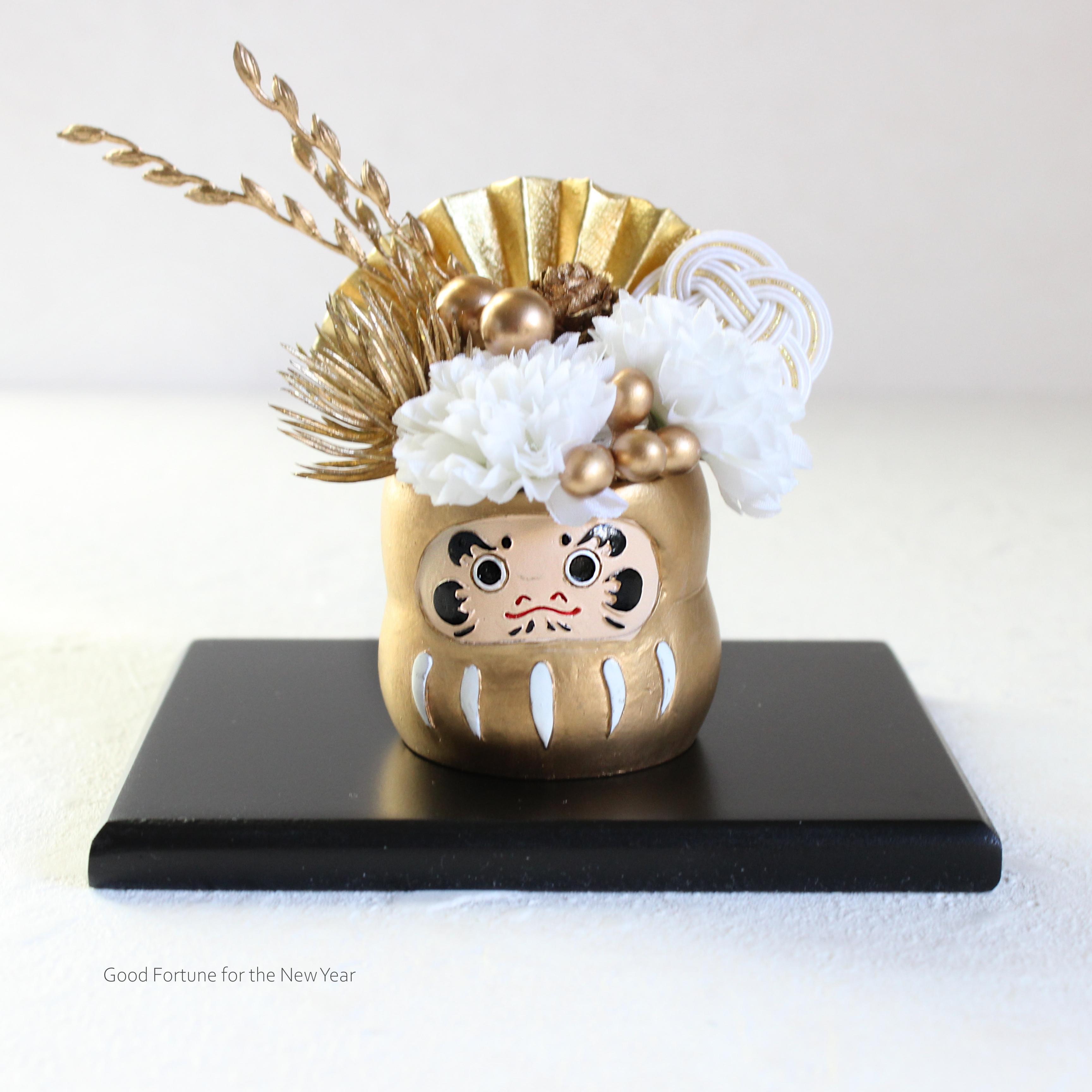 【黒敷板付き】金だるまの迎春飾り/白菊と金扇をあしらった和モダン新春アレンジメント〈手のひらサイズの福飾り〉 O901枚目の画像