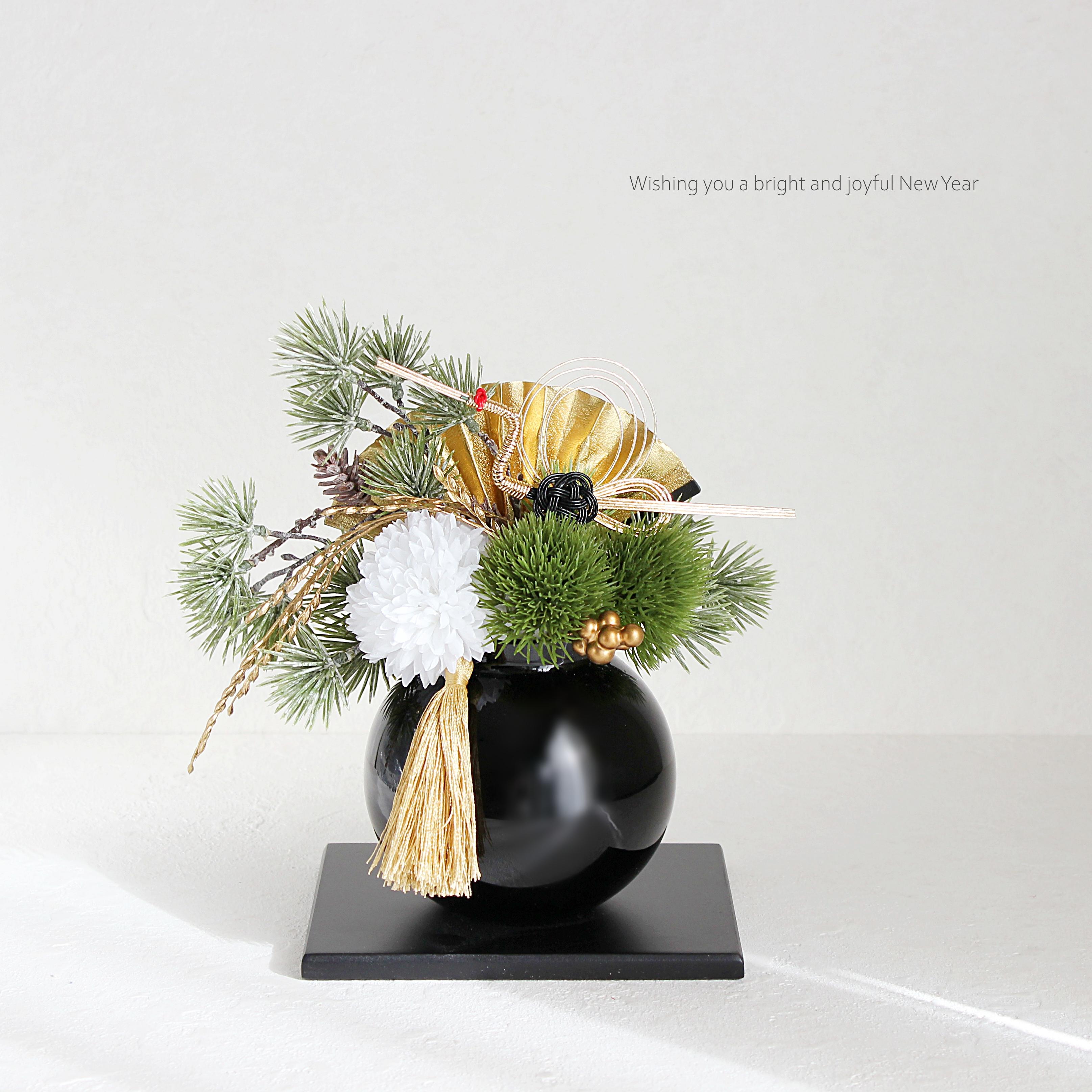 お正月飾り/艶黒の花器に松と菊を合わせた和モダン迎春アレンジ〈凛とした新年を飾る上質インテリア〉 R&yO881枚目の画像